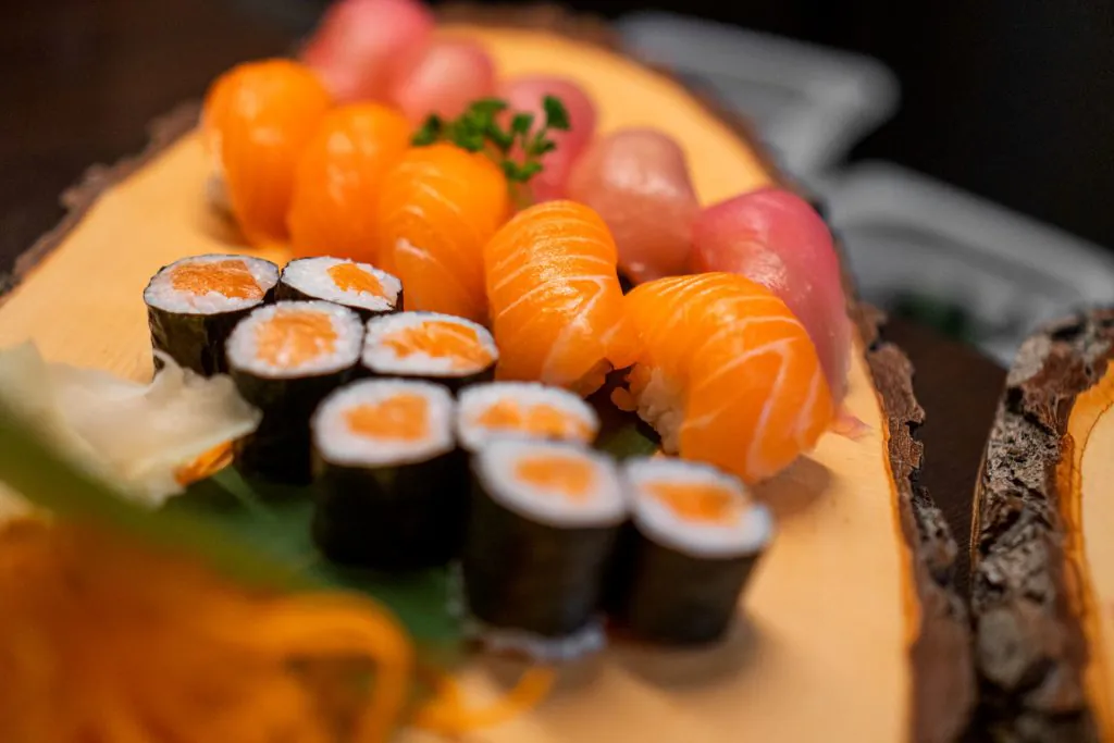 fooda_001 degustazione di sushi misto con maki e nigiri su vassoio in legno presso il ristorante Fooda
