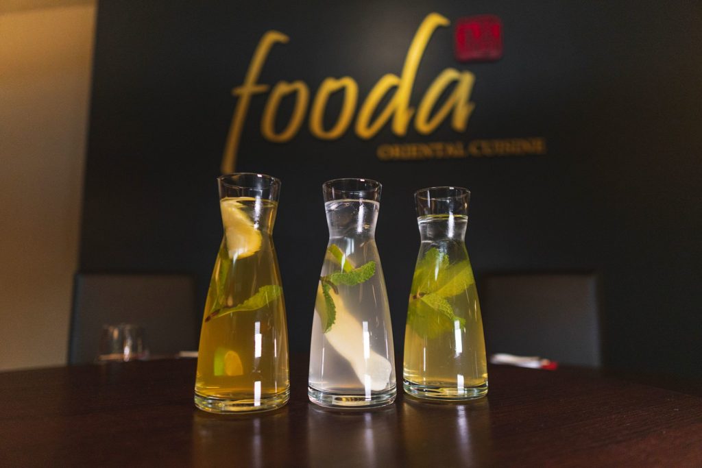 fooda_002 Tre caraffe di acqua aromatizzata fotografate all’interno del ristorante orientale Fooda per il sito web realizzato da Totalcom