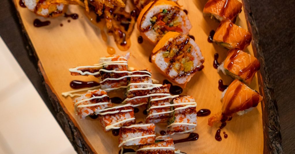 fooda_002 vassoio di sushi misto con uramaki decorati con salse giapponesi presso il ristorante Fooda a Merano