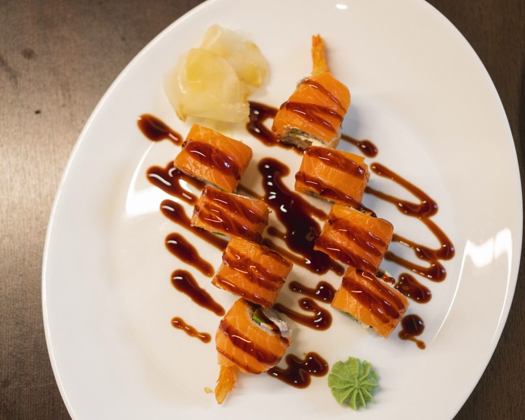 fooda_011 sushi roll con gambero e salmone servito su piatto bianco con salsa teriyaki