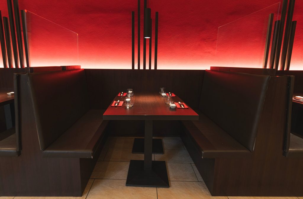 fooda_014 tavolo apparecchiato con sedute imbottite in un ambiente dal design moderno ed elegante del ristorante Fooda