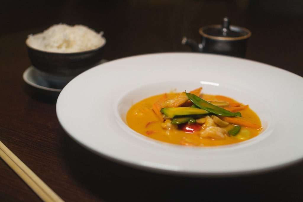 fooda_026 piatto orientale con gamberi e verdure in salsa curry accompagnato da riso bianco