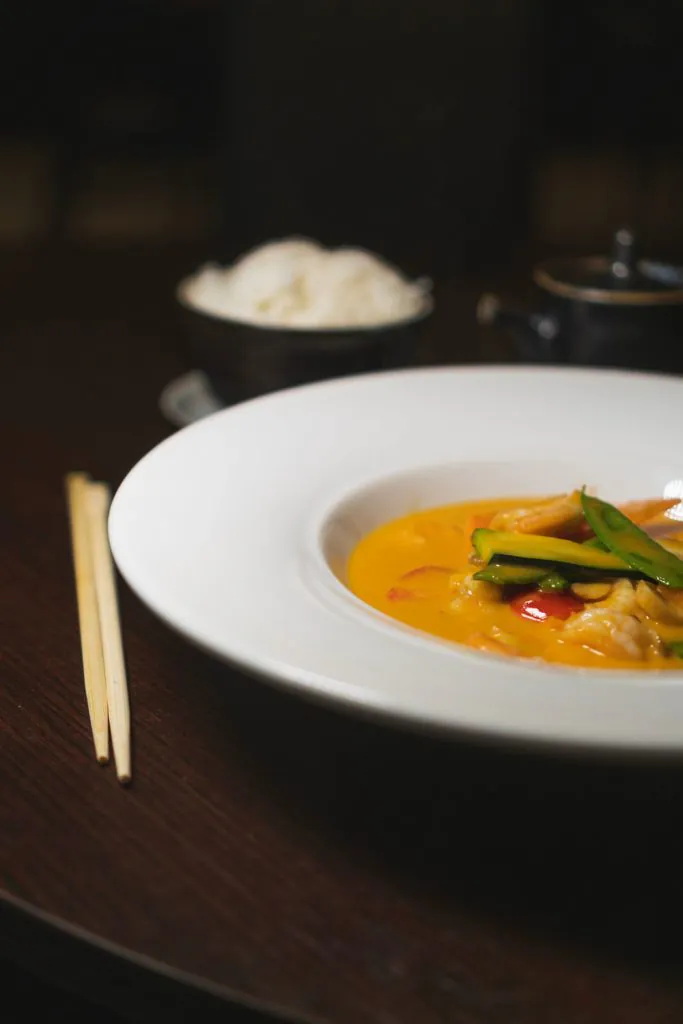 fooda_027 piatto orientale con gamberi e verdure in salsa curry accompagnato da riso bianco