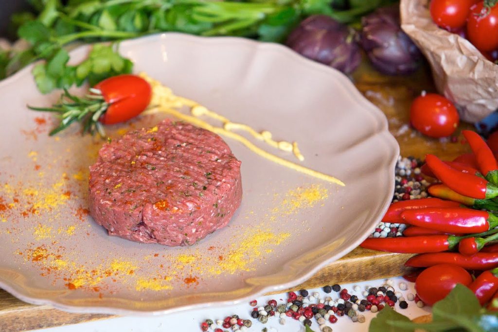 14 tartare di carne fresca, scatto professionale Totalcom con composizione curata, colori vividi e sfondo sfocato per mettere in risalto gli ingredienti e la texture