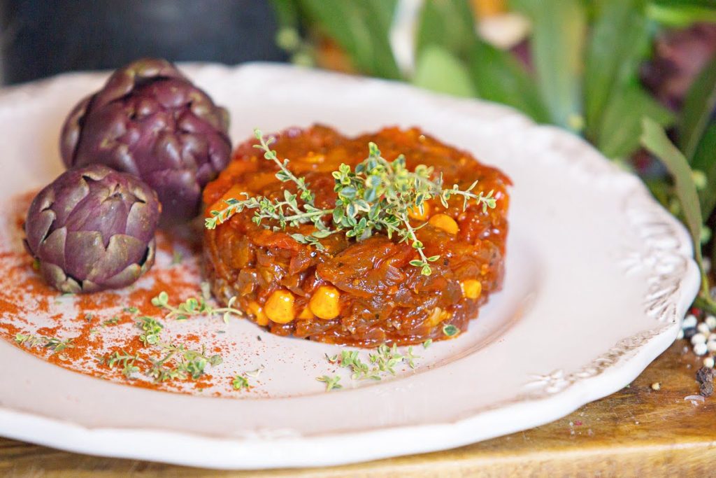 15 Dettaglio ravvicinato dello spezzatino vegetale presentato su un piatto elegante, fotografia professionale realizzata da Totalcom che mette in risalto i colori, la texture e la composizione raffinata, con sfondo sfocato per enfatizzare il soggetto.
