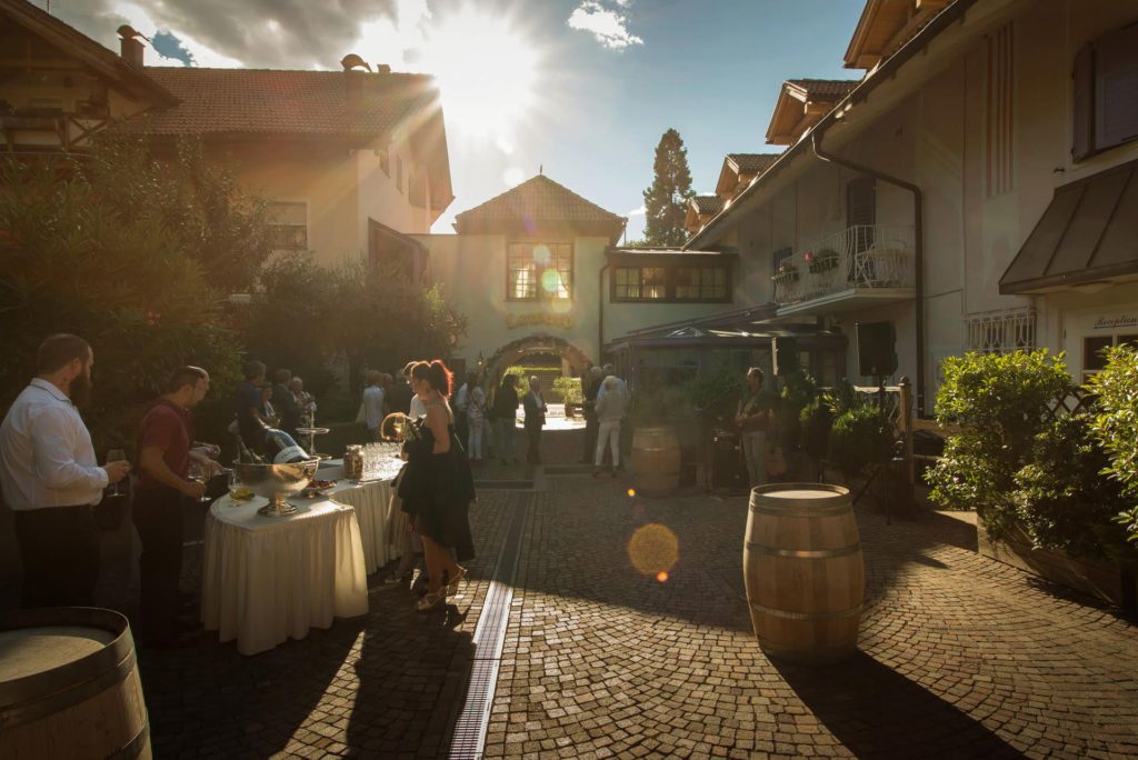 corte interna dell’hotel Lewald a Bolzano durante un evento con aperitivo al tramonto