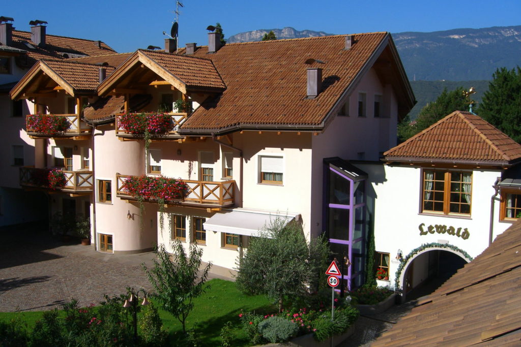 facciata dell’hotel Lewald a Bolzano con architettura tradizionale e balconi fioriti