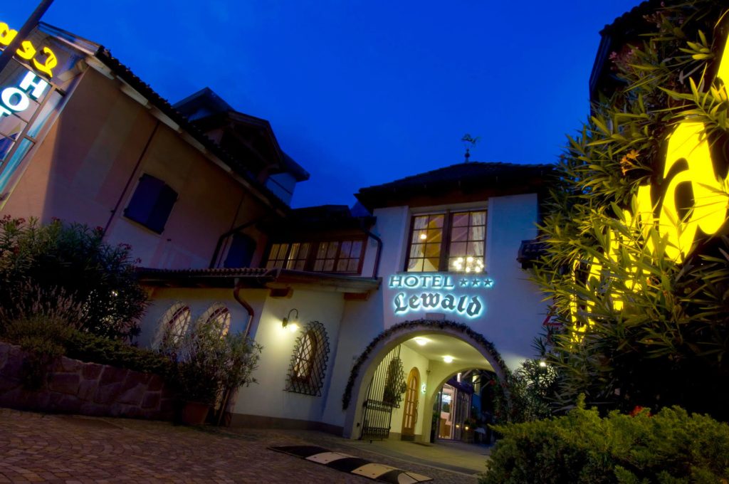 facciata d’ingresso dell’hotel Lewald a Bolzano illuminata di sera