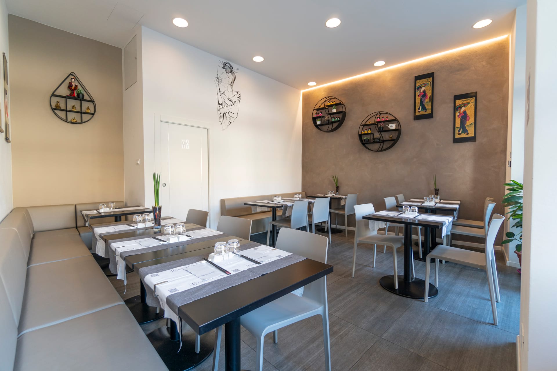 Innenraum des japanischen Restaurants Insushi in Bozen. Foto aufgenommen von Totalcom