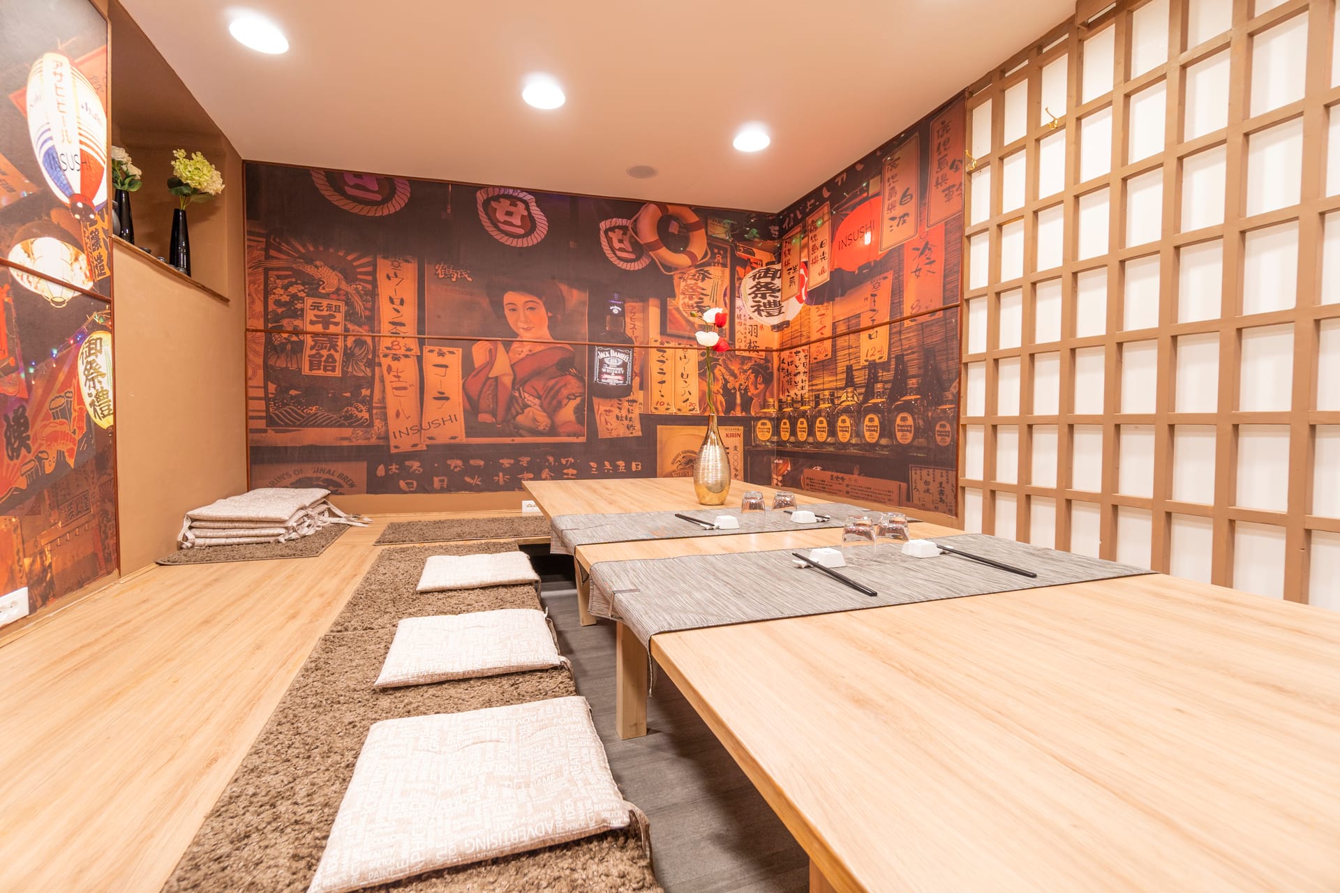 Japanisch gestalteter Innenraum des Restaurants Insushi in Bozen, fotografiert für die von Totalcom erstellte Website