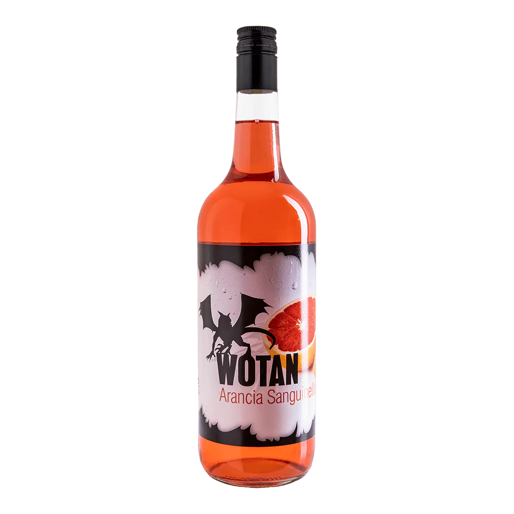 bottiglia di Wotan Arancia Sanguinella con liquido arancione intenso, etichetta decorata con spicchi di arancia rossa e pipistrello, tappo nero