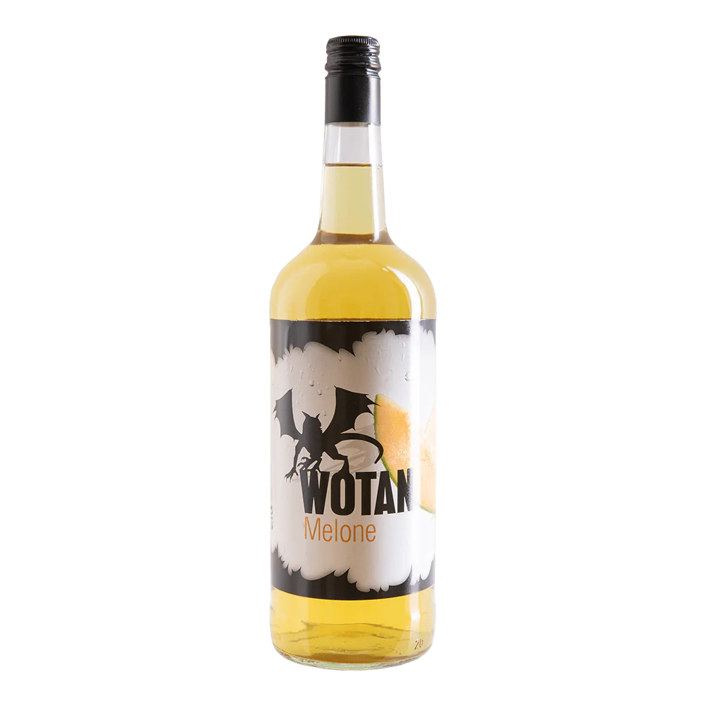 bottiglia di Wotan Melone con liquido giallo, etichetta bianca decorata con fette di melone arancione e pipistrello nero, tappo nero