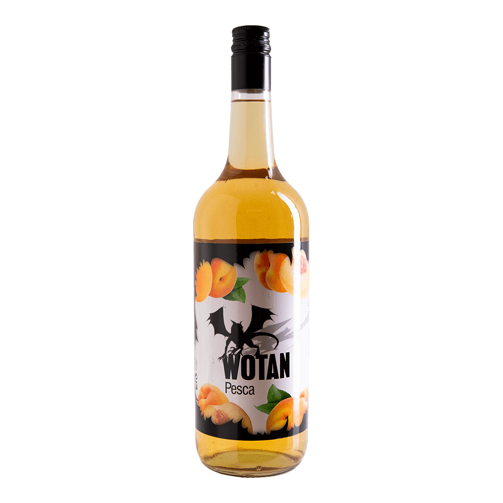 bottiglia di Wotan Pesca con liquido giallo, etichetta bianca decorata con immagini di pesche e pipistrello nero, tappo nero