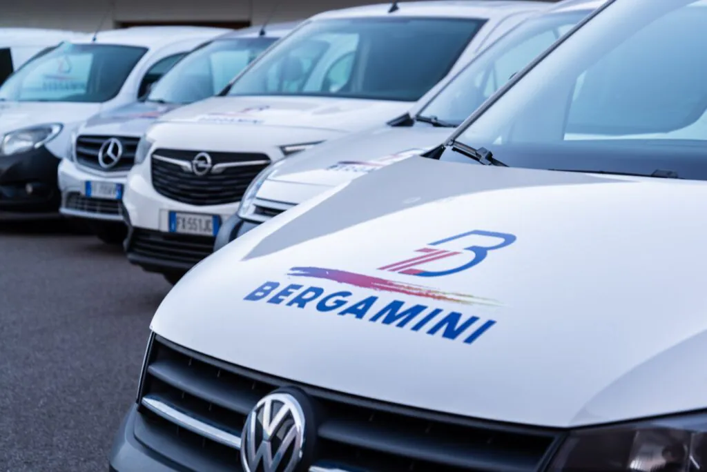 Furgoni aziendali del Colorificio Bergamini a Bolzano parcheggiati con logo ben visibile