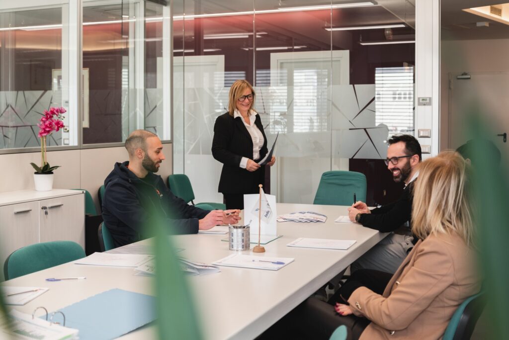 Meeting tra collaboratori negli uffici del Colorificio Bergamini a Bolzano in un ambiente moderno e luminoso