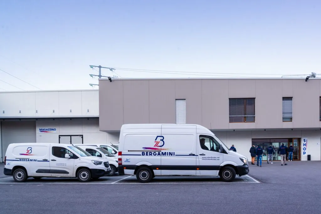 Esterno della sede del Colorificio Bergamini a Bolzano con furgoni aziendali parcheggiati e personale che entra nel punto vendita